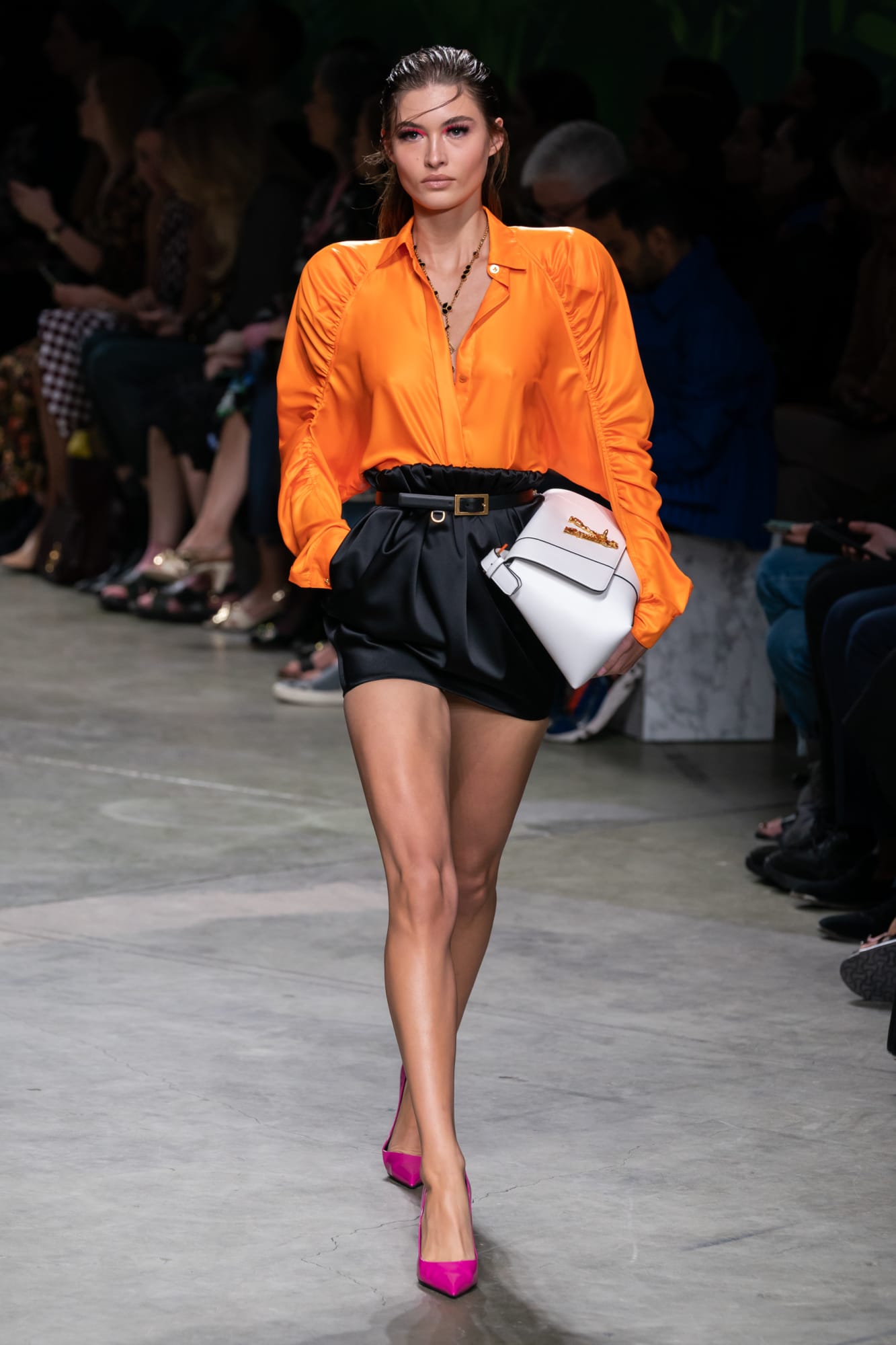 Versace quay lại với họa tiết rừng xanh khiến phụ nữ làm chủ mọi cuộc chơi - 10