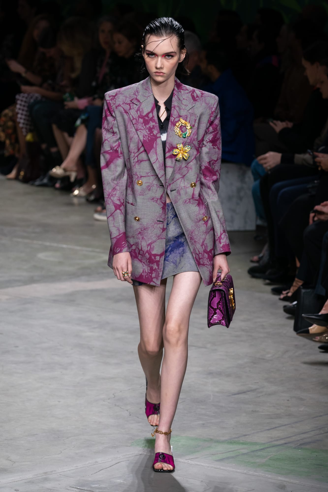 Versace quay lại với họa tiết rừng xanh khiến phụ nữ làm chủ mọi cuộc chơi - 9