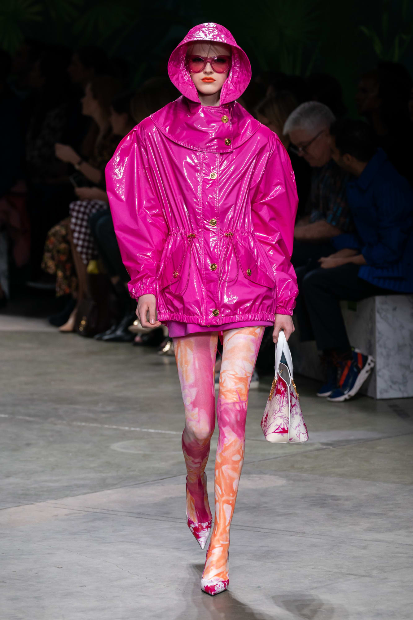 Versace quay lại với họa tiết rừng xanh khiến phụ nữ làm chủ mọi cuộc chơi - 8