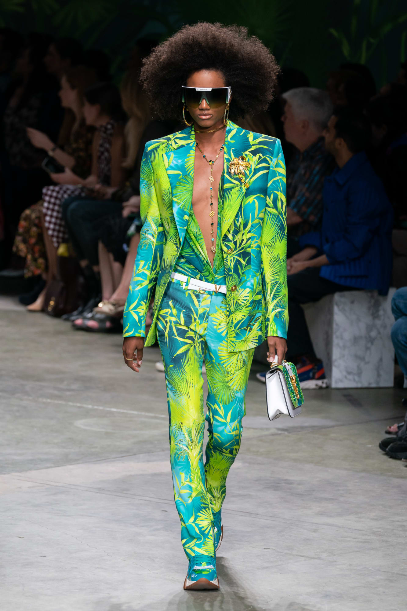 Versace quay lại với họa tiết rừng xanh khiến phụ nữ làm chủ mọi cuộc chơi - 12