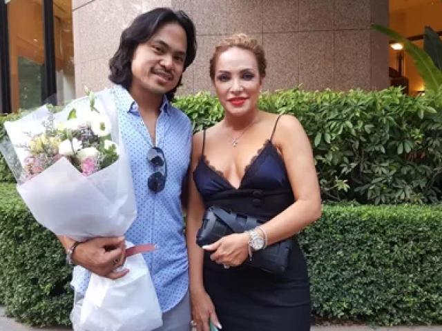 Ca nhạc - MTV - Nữ ca sỹ người Mỹ gốc Việt U50 được "phi công" kém 12 tuổi chiều chuộng hết cỡ