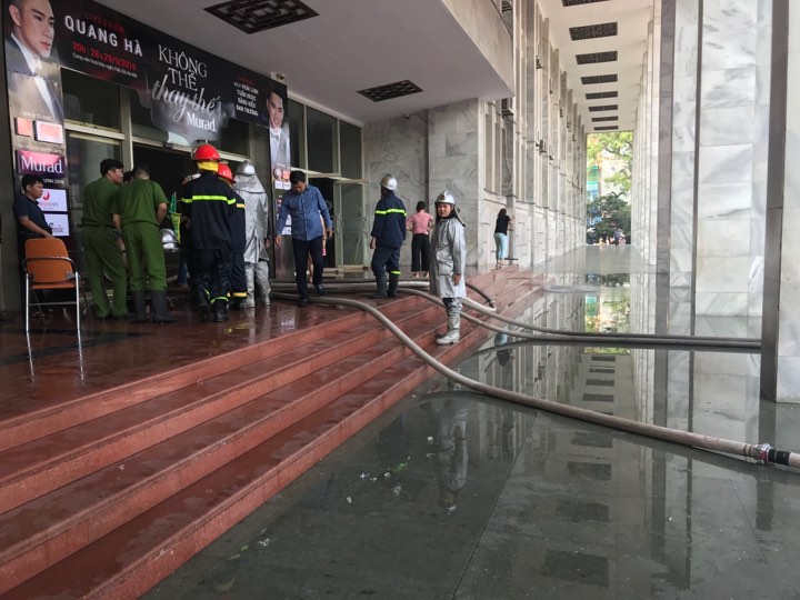 Đến 7h30, ngọn lửa được khống chế hoàn toàn. Lúc này, cảnh sát chữa cháy vẫn phun nước vào bên trong làm mát, tránh việc ngọn lửa bùng phát trở lại.