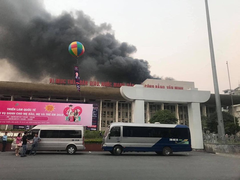 Cột khói bốc lớn tại Cung Văn hoá Lao động Hữu nghị Việt – Xô. Ảnh: Bạch Phong