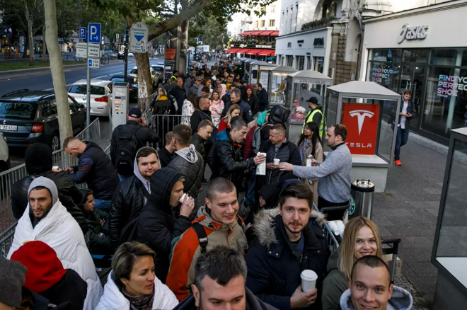 Hình ảnh hàng trăm người xếp hàng mua iPhone 11 trước một cửa hàng Apple Store tại Đức.