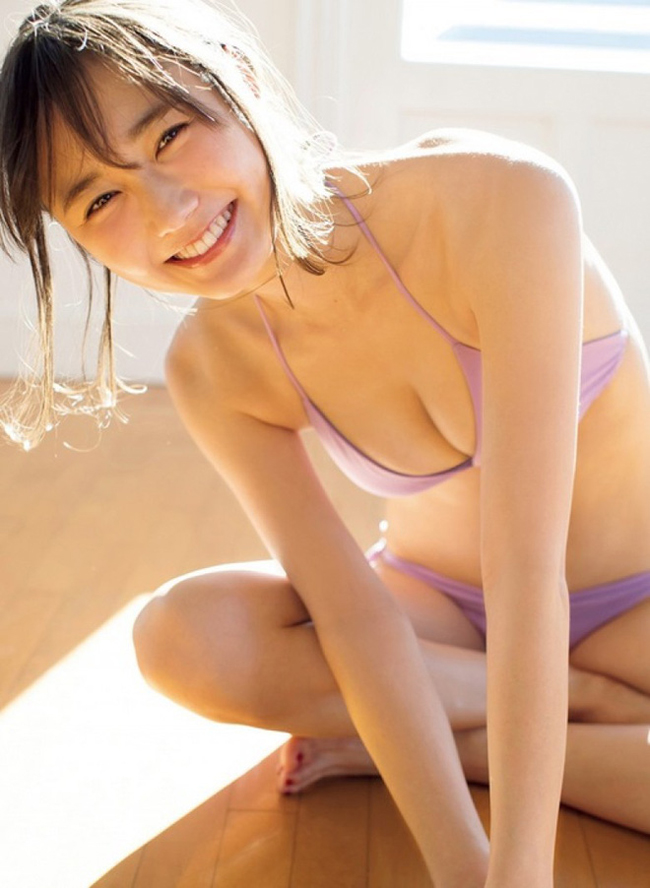Sở hữu gương mặt ngây thơ cùng nụ cười rạng rỡ trong sáng, Suzuki Yuuna khiến fan nam mê mẩn.