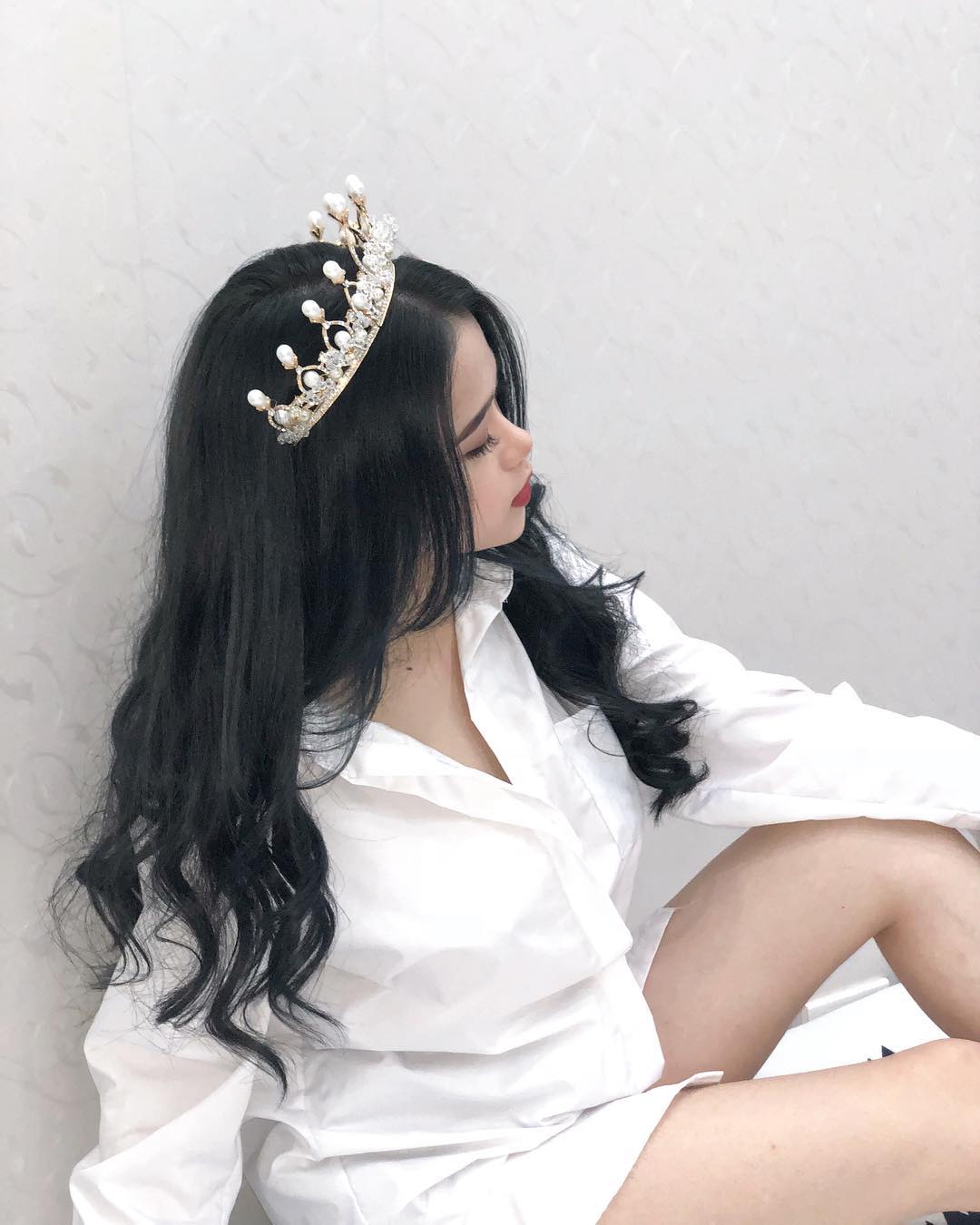 Linh Ka bị chỉ trích vì cách trang điểm đậm, kiểu ăn mặc không phù hợp học sinh.