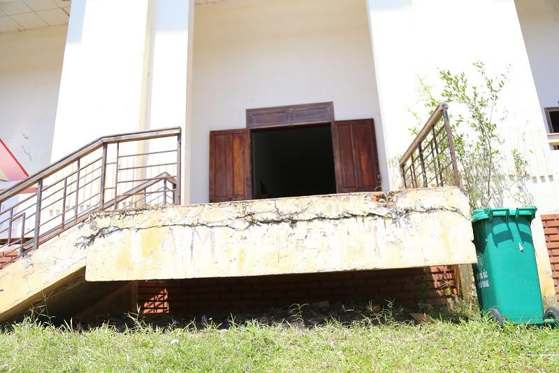 Lối sau của tòa nhà bị nứt vết dài.