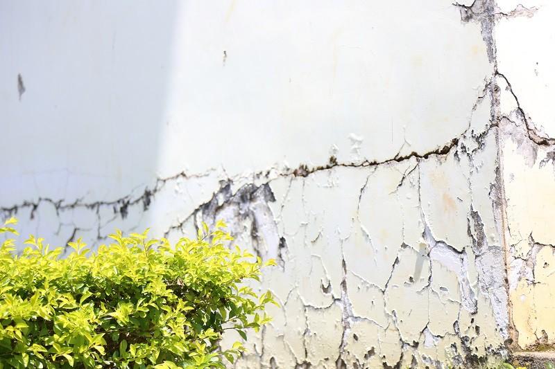 Xuất hiện hàng loạt các hư hỏng trong tòa nhà hàng chục tỉ đồng.