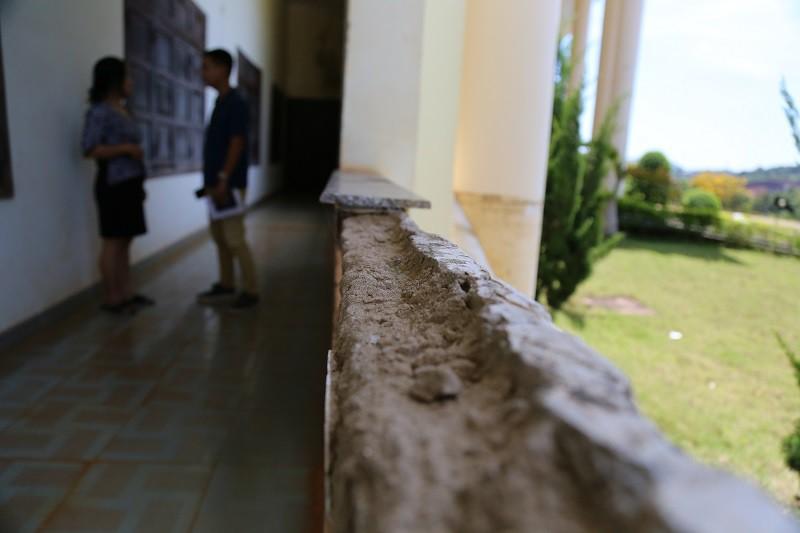 Những mảng bê tông bị bong tróc.