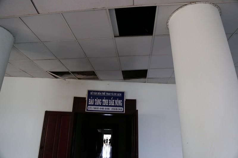 Những tấm lót trần hư hỏng nhưng không được sửa chữa.