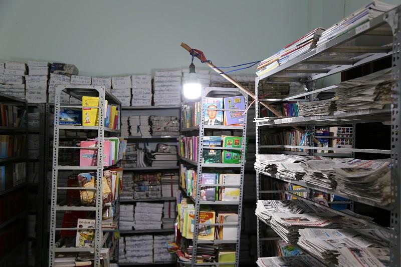 Thư viện phải tự câu dây bắt điện để thắp, mặc dù có dàn đèn...