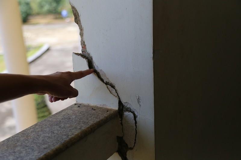 Tòa nhà đã hư hỏng trầm trọng mặc dù chưa quyết toán xong.