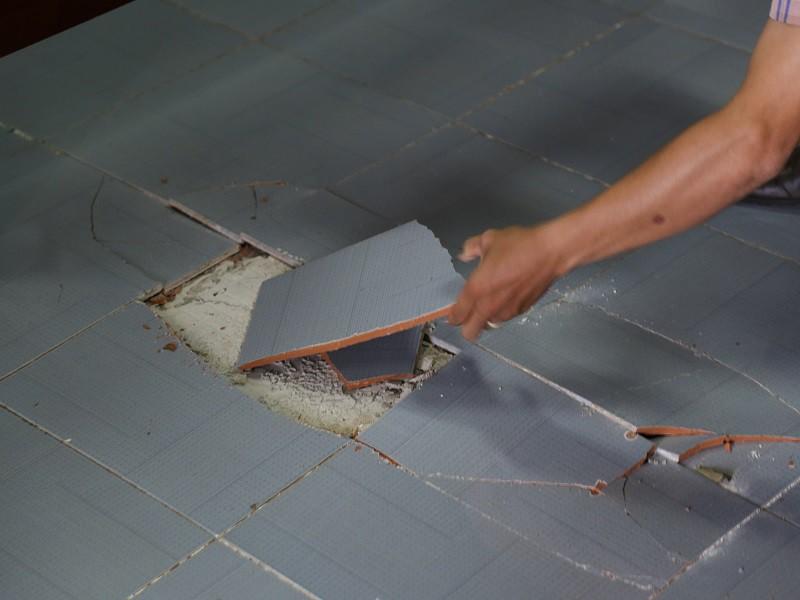 Gạch sàn nhà vỡ vụn và bong tróc...