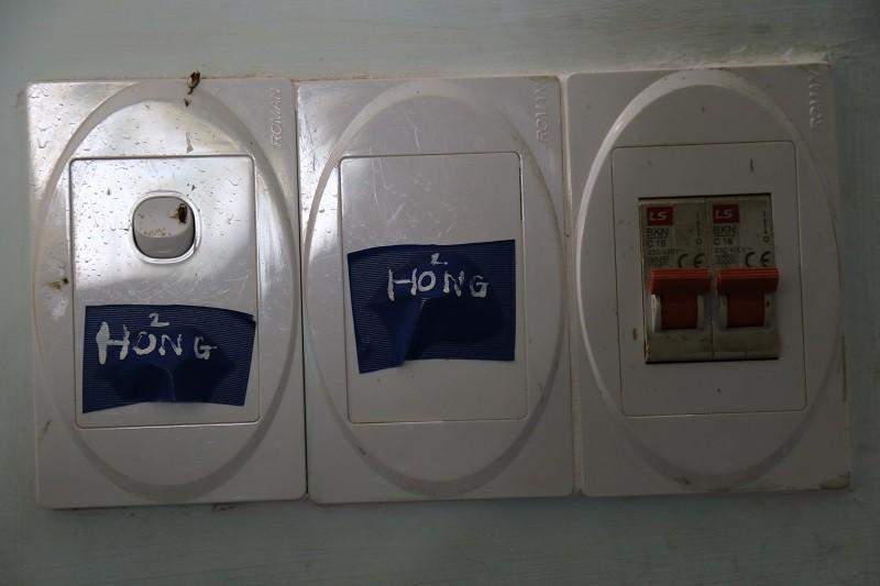 Hệ thống điện công trình đã hư hỏng nghiêm trọng, không thể sử dụng.