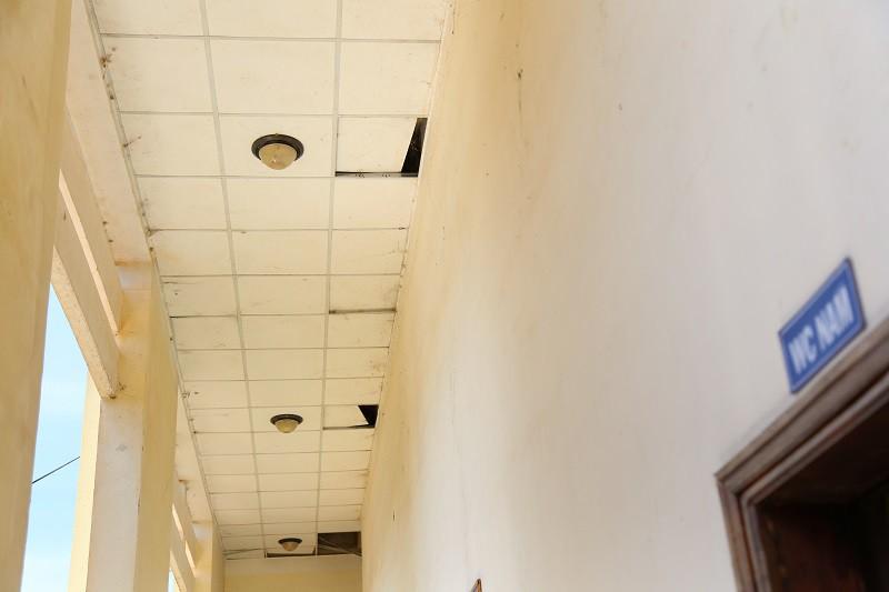 &nbsp;Hệ thống điện hành lang hầu như tê liệt, không sử dụng được.