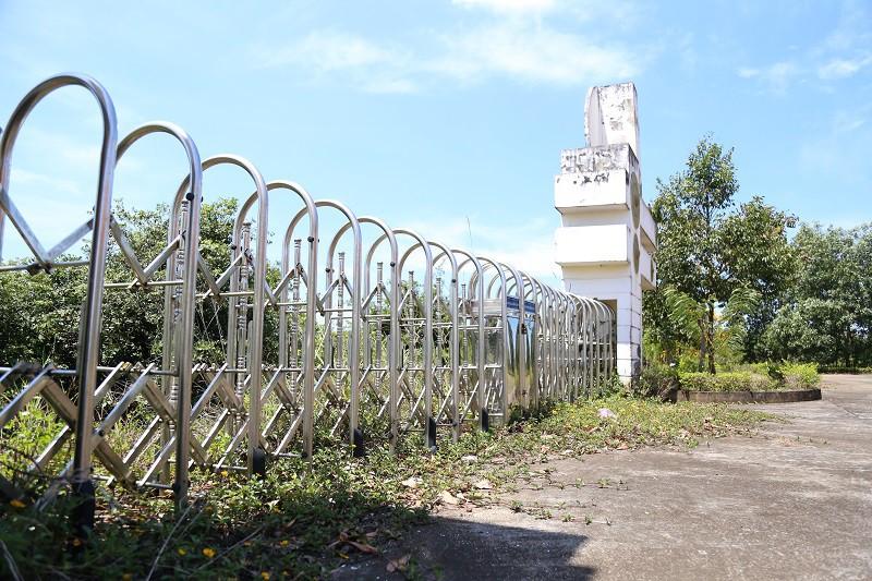 Cổng sắt lâu ngày không mở.