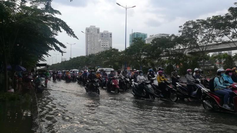 Hàng trăm phương tiện gặp khó khăn khi di chuyển qua đoạn Xa lộ Hà Nội (ngay trước siêu thị Metro, quận 2).&nbsp;