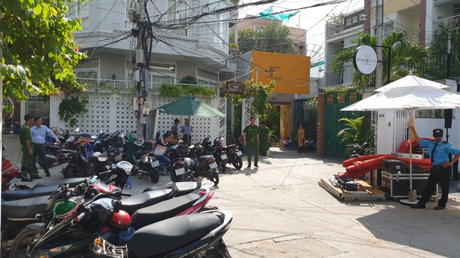 Công an thực hiện việc khám xét