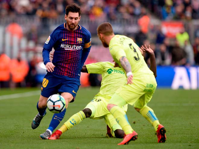 Messi (áo sẫm) sẽ vắng mặt khi Barca đấu Getafe