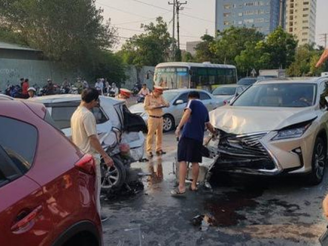 Tin tức trong ngày - Xe sang Lexus tông ôtô dừng đèn đỏ, 3 ôtô và 2 xe máy gặp nạn