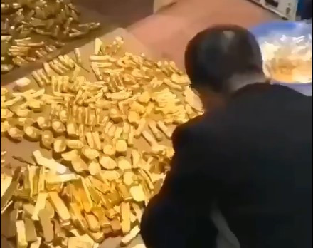 Những thỏi vàng được tìm thấy trong nhà quan tham Trung Quốc.