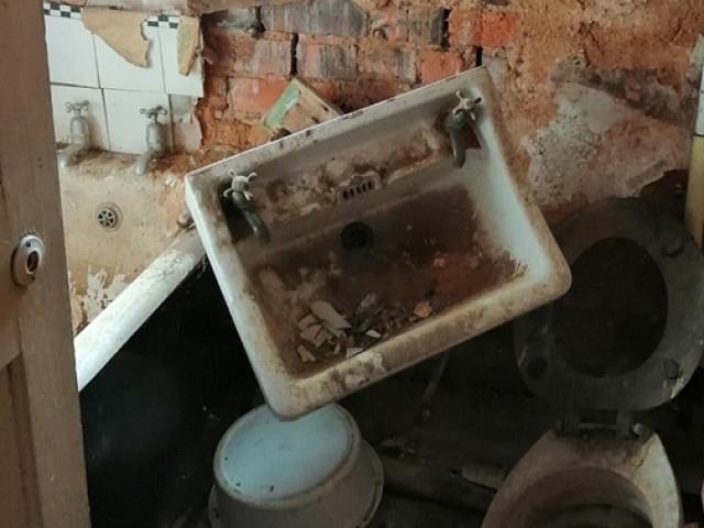 Kinh doanh - Treo giá rẻ như cho, ai can đảm mới mua ngôi nhà "đáng sợ" này