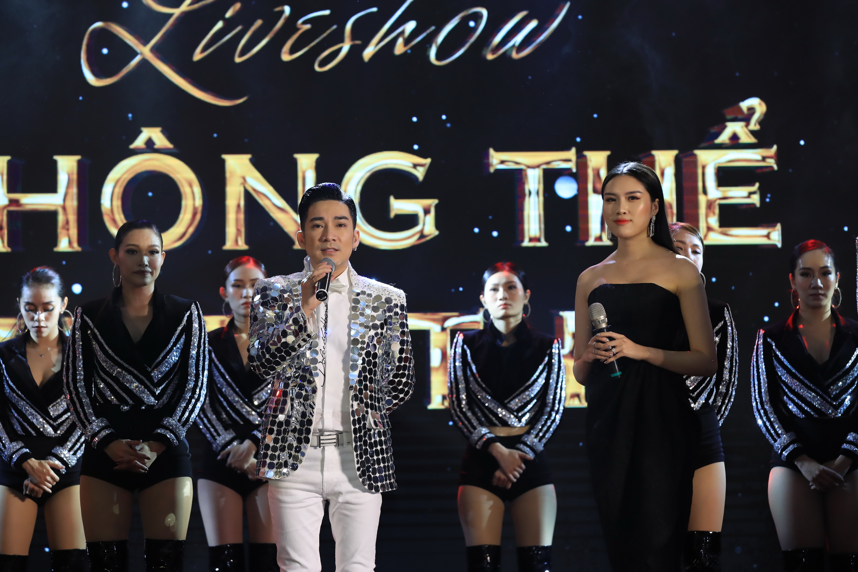 Sau sự cố cháy sân khấu&nbsp;Cung Văn hóa Hữu nghị Việt Xô khiến 2 đêm liveshow&nbsp;
"Không thể thay thế"&nbsp;của Quang Hà bị huỷ, ê-kíp vẫn tổ chức biểu diễn&nbsp;vào chiều ngày 28/9 tại địa điểm thay thế -&nbsp;khách sạn Marriott Hà Nội.