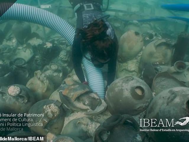 Phát hiện hơn 100 bình cổ nguyên vẹn đến kinh ngạc ở xác tàu La Mã dưới đáy biển