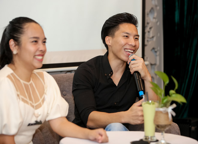 Dù giọng hát còn nhiều hạn chế, Quốc Nghiệp vẫn tự tin khoe giọng cùng vợ.