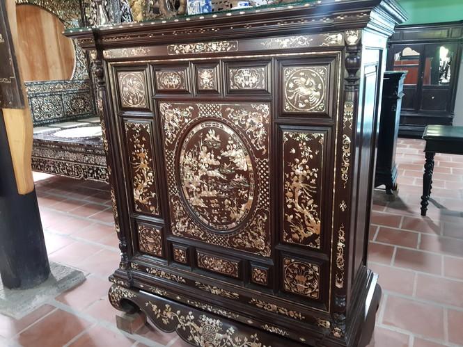 Những chiếc tủ thờ có giá trị hàng tỷ đồng.