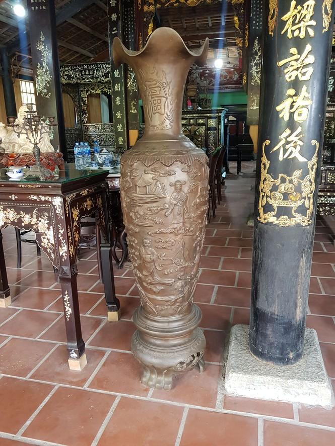 Cặp lục bình được làm từ đồng nguyên khối, trọng lượng mỗi bình 100kg. Cùng với những chiếc cột bằng gỗ có tuổi đời trên 130 năm.