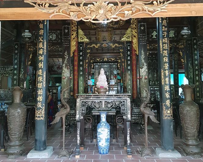 &nbsp;Phía chính diện của ngôi nhà nhìn từ ngoài vào.