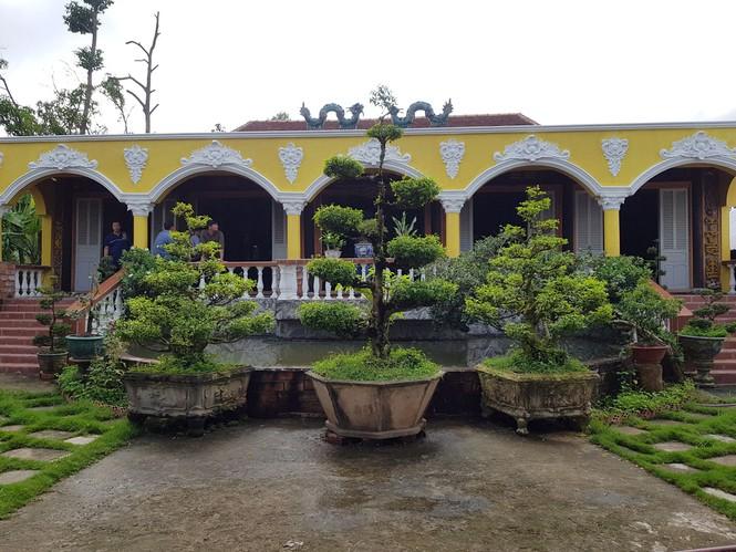 Phía bên ngoài ngôi nhà cổ.