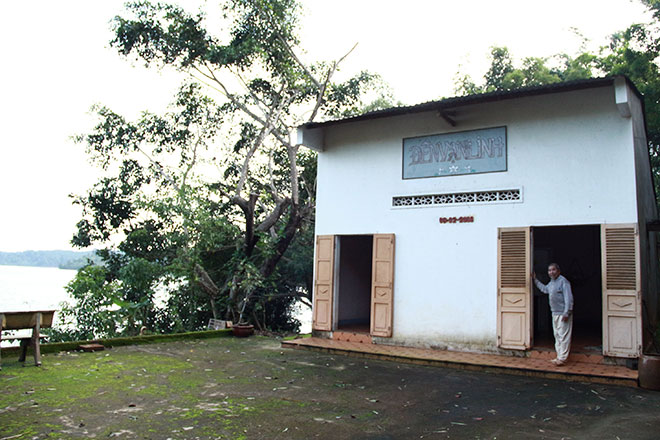 Đền Vạn Linh nơi ông nhang khói mỗi ngày cho những người đã khuất