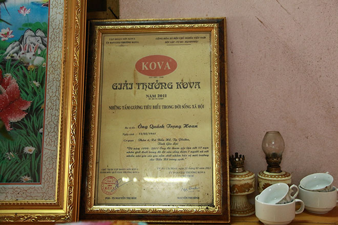 Ông Hoan nhận giải thưởng Kova do nguyên Phó Chủ tịch nước Nguyễn Thị Bình ký sau những việc làm nhân văn, cao thượng