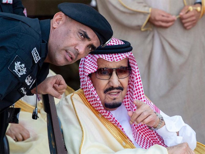 Thiếu tướng Abdulaziz al-Fagham (trái) là một trong những vệ sĩ thân cận của quốc vương Ả Rập Saudi.