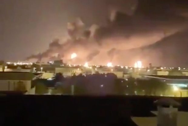 Phiến quân Houthi nhận trách nhiệm vụ tấn công nhà máy dầu Ả Rập Saudi.