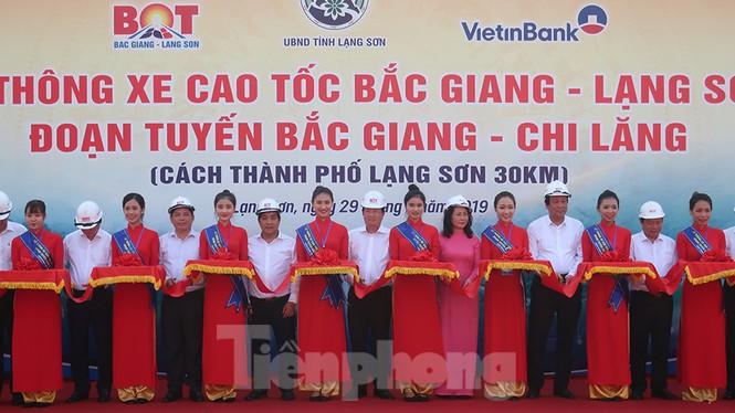 Phó Thủ tướng Trịnh Đình Dũng cắt băng thông xe cao tốc Bắc Giang - Lạng Sơn.