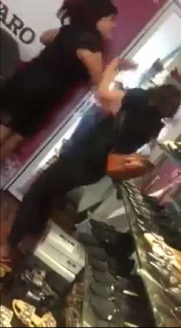 Nữ chủ shop giày thẳng tay tát vào mặt nữ sinh viên (Ảnh cắt từ clip)