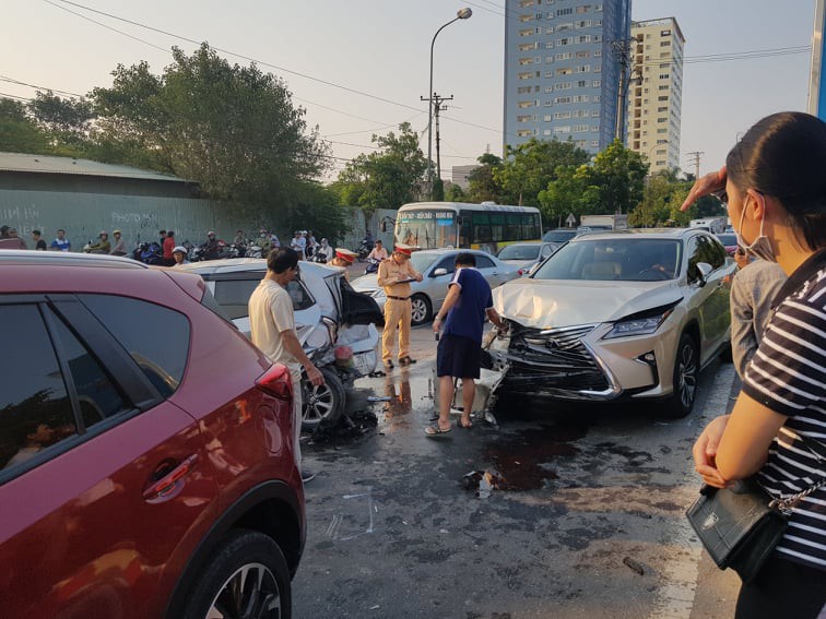 Hiện trường vụ tai nạn liên hoàn giữa 3 xe ô tô và 2 xe máy