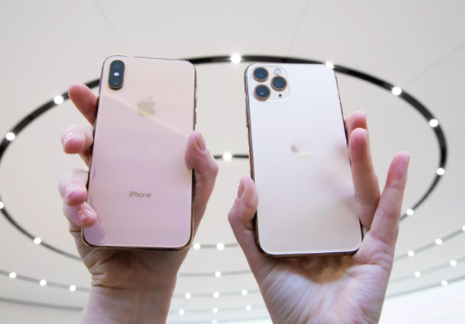 iPhone X (trái) và iPhone 11 Pro có chung kích thước màn hình nhưng có camera khác nhau.