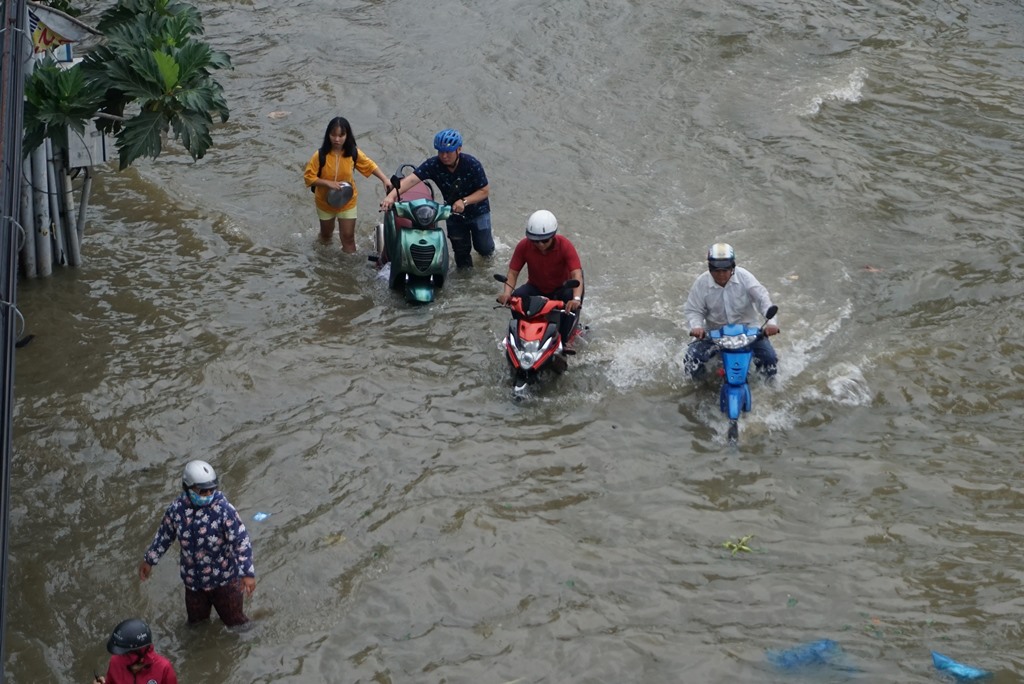 Chiều 29/9, triều cường dâng cao khiến nhiều tuyến đường ở TP.HCM khu vực ven sông Sài Gòn bị ngập nặng. Tại khu vực đường Trần Xuân Soạn (quận 7) nước ngập hơn nửa bánh xe máy, nhiều đoạn ngập lút bánh xe khiến hàng ngàn người dân phải “bơi” về nhà chiều Chủ nhật.