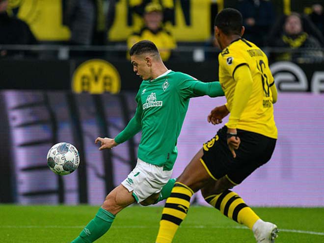 Bremen (xanh lá) và Dortmund chia điểm trong cuộc đấu gay cấn