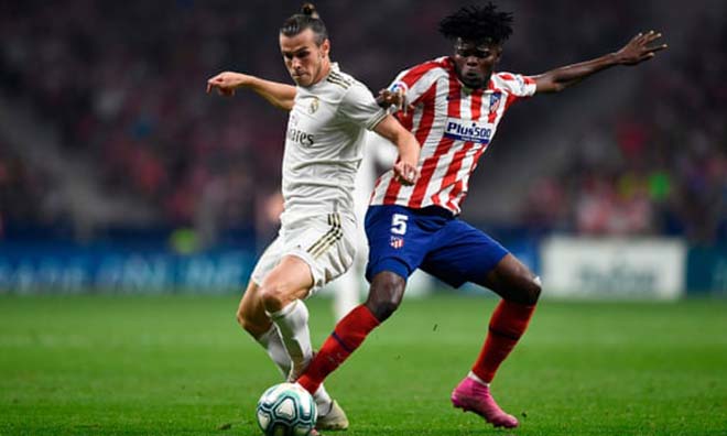 Thomas Partey (phải) tỏa sáng trong khi Bale mờ nhạt suốt trận