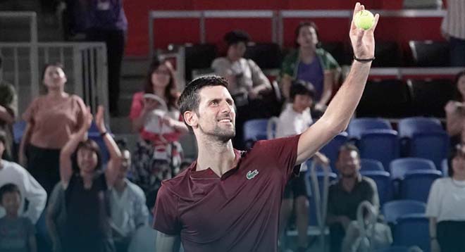 Novak Djokovic tươi cười trong ngày đầu tiên ở Tokyo