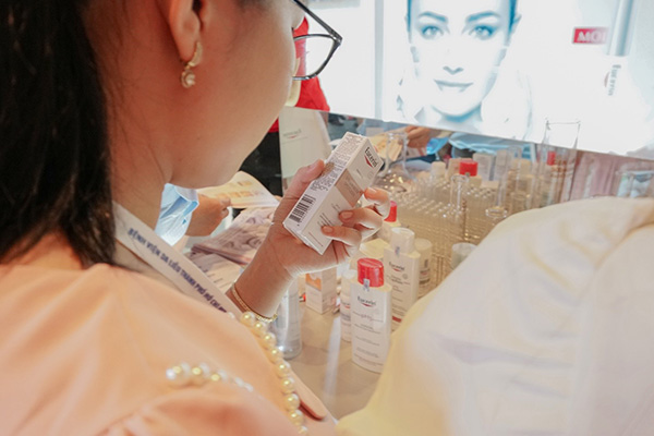 Các sản phẩm chứa Thiamidol của Eucerin lập tức thu hút sự chú ý của các khách mời có mặt tại hội nghị