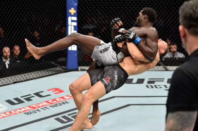 Jared Cannonier xuất sắc hạ gục Jack Hermansson