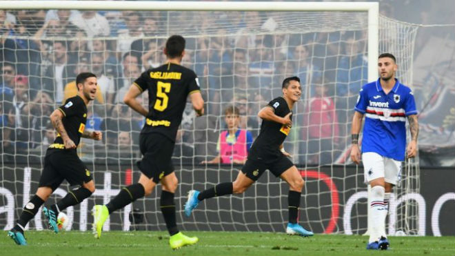 Bàn thắng đầu tiên của Alexis Sanchez cho đội bóng mới Inter Milan đến theo cách khá may mắn