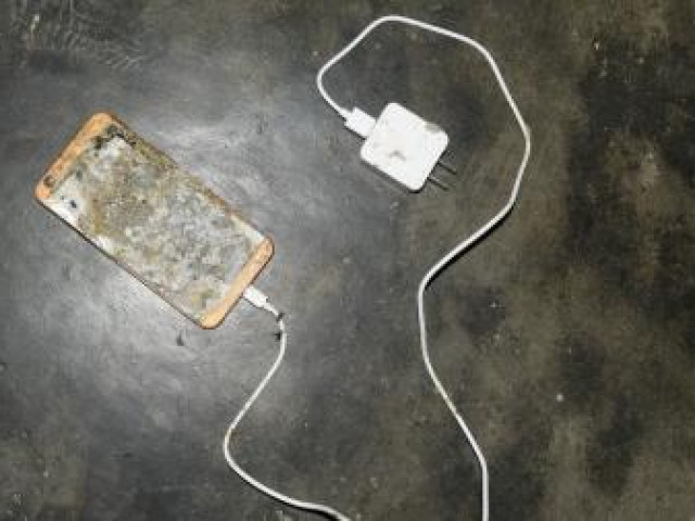 Tin tức trong ngày - Tử vong vì sử dụng điện thoại lúc đang sạc