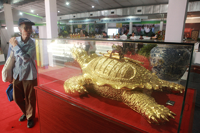 Xuất hiện tại Triển lãm Cung Văn hóa hữu nghị Việt Xô (Hà Nội), “cụ” rùa mạ vàng đặt trong tủ kính thu hút khá đông du khách đến chiêm ngưỡng, chụp ảnh.